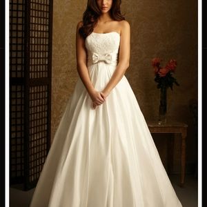 Allure Bridals NWOT strapless ivory taffeta wedding gown chapel train bow size 6